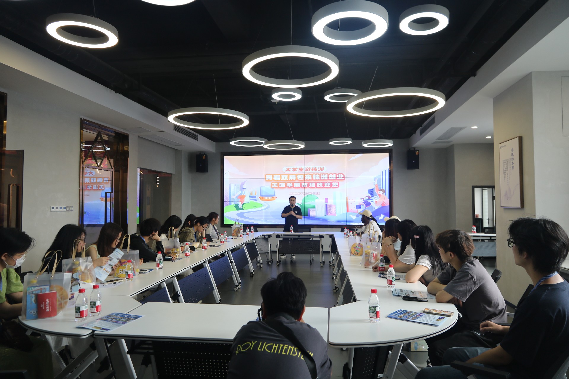 座谈会现场.JPG