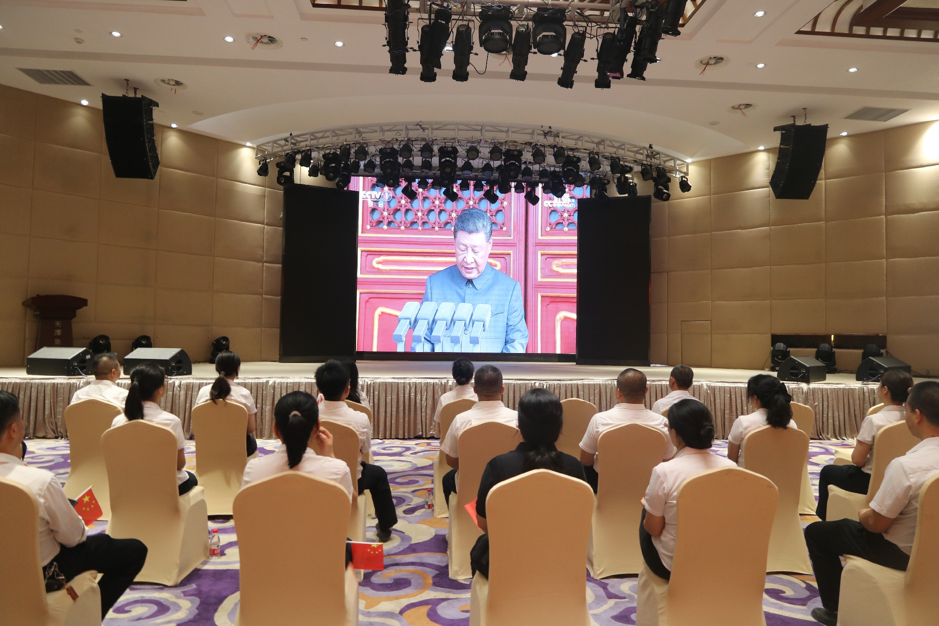 观看习近平讲话.JPG