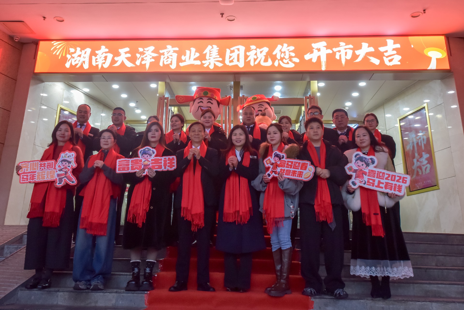 东门合影.jpg