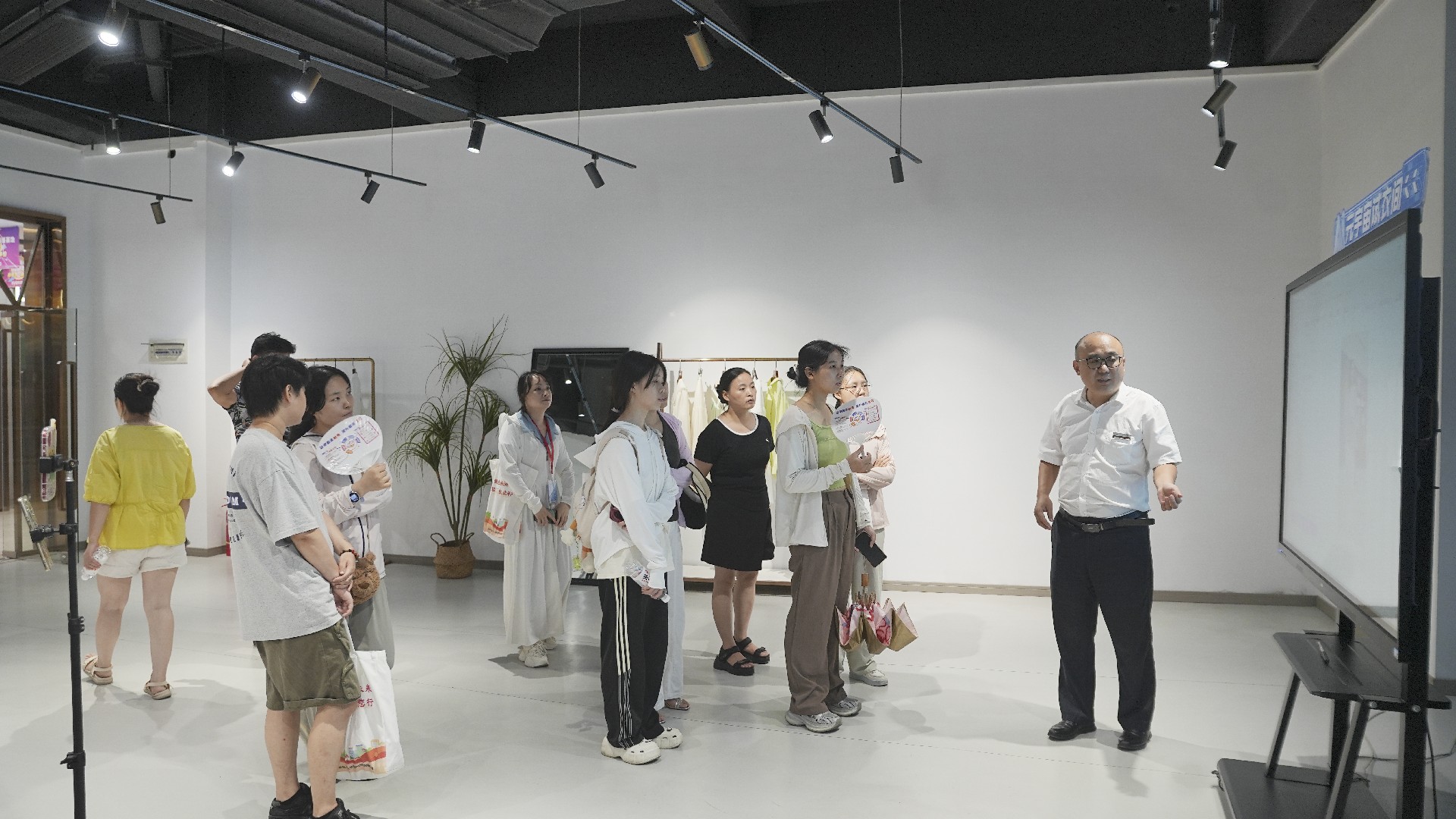 元宇宙试衣间.jpg